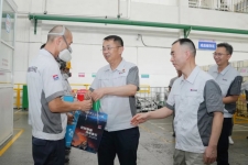 楊國(guó)明總裁帶隊(duì)高溫慰問(wèn)