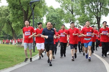 鳳凰湖邊，有一群可愛的奔跑者