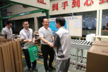 張毓強(qiáng)總裁率高管開(kāi)展高溫慰問(wèn)