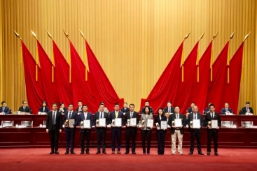 擊鼓催征再奮進