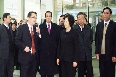 2010年12月，時(shí)任福建省委書(shū)記、省人大常委會(huì)主任孫春蘭（右三）視察巨石九江公司。