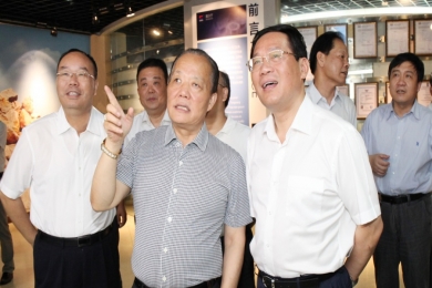 2014年7月，時(shí)任浙江省委副書(shū)記、省長(zhǎng)李強(qiáng)到中國(guó)巨石視察。李強(qiáng)稱(chēng)贊巨石是真正國(guó)際化的企業(yè)，鼓勵(lì)巨石加大科技創(chuàng)新，做好強(qiáng)鏈、補(bǔ)鏈、延鏈，積極拓展市場(chǎng)，做大做強(qiáng)。