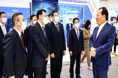 2021年9月，時(shí)任浙江省委書(shū)記、省人大常委會(huì)主任袁家軍，時(shí)任浙江省委副書(shū)記、省長(zhǎng)鄭柵潔蒞臨世界互聯(lián)網(wǎng)大會(huì)烏鎮(zhèn)峰會(huì)中國(guó)巨石新材料產(chǎn)業(yè)鏈未來(lái)工廠數(shù)字化運(yùn)用場(chǎng)景，點(diǎn)贊中國(guó)巨石未來(lái)工廠建設(shè)成果。