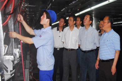 2007年6月，時(shí)任嘉興市委書(shū)記黃坤明視察巨石總部。黃坤明稱(chēng)贊巨石是嘉興市的企業(yè)金名片，不愧為嘉興驕傲。