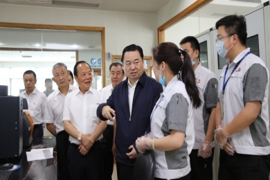 2019年6月，時(shí)任國(guó)務(wù)院國(guó)有資產(chǎn)監(jiān)督管理委員會(huì)黨委書(shū)記郝鵬視察巨石。稱(chēng)贊巨石在玻纖行業(yè)里做到了專(zhuān)而大、專(zhuān)而精、專(zhuān)而優(yōu)，是一個(gè)成功的典型。希望中國(guó)巨石的混合所有制典型經(jīng)驗(yàn)，能夠在國(guó)家新一輪混改實(shí)踐中推而廣之，讓更多優(yōu)秀企業(yè)學(xué)習(xí)。